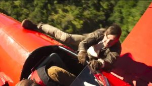 Plus de 2400 mètres de haut et du vent à 220 kilomètres par heure, Tom Cruise repousse les frontières du danger pour le dernier Mission Impossible