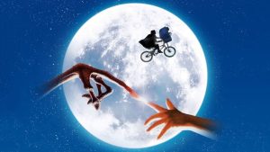 "Un coup de foudre" E.T. aurait pu être un film "moins familial" : Steven Spielberg avait même imaginé une scène dans une chambre