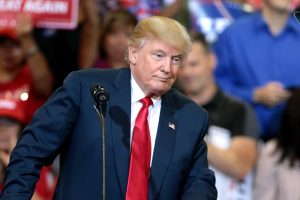 Donald Trump règle ses comptes avec Tim Cook à coup de taxes sur l’iPhone