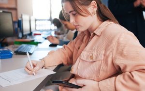 Comment empêcher les étudiants de tricher avec ChatGPT ? Ces universités ont trouvé une solution simple comme bonjour