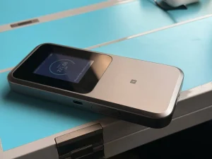 Est-ce une batterie externe ? Est-ce un routeur 5G Wi-Fi portable ? Les deux mon capitaine !