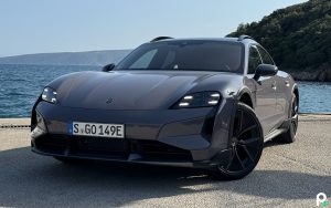 Quelle voiture électrique se recharge le plus vite ? Ce comparatif vidéo nous éclaire