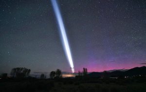 Un mystérieux rayon de lumière blanche illumine le ciel pendant une tempête magnétique, mais qu’est-ce que c’était ?