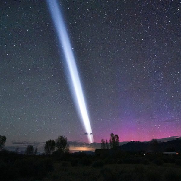 Un mystérieux rayon de lumière blanche illumine le ciel pendant une tempête magnétique, mais qu’est-ce que c’était ?