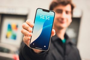 Les Européens achètent un peu moins de smartphones, mais montent en standing