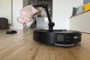 « Range ma chambre » : le bras robotique de l’aspirateur-robot de Roborock peut-il faire des miracles ?
