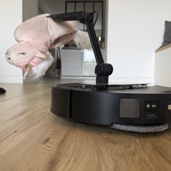 « Range ma chambre » : le bras robotique de l’aspirateur-robot de Roborock peut-il faire des miracles ?