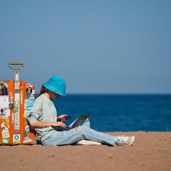 Grâce à l’IA, les patrons d’entreprise peuvent partir en vacances plus sereinement (pendant que les employés continuent de bosser)