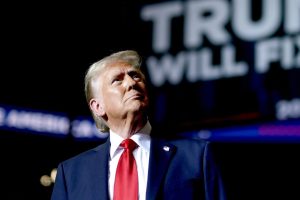 « On veut que tu construises ici » : Donald Trump menace Tim Cook