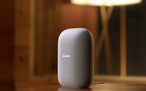Votre enceinte connectée Google Nest clignote en bleu et en violet ? Rassurez-vous, ce n’est pas un bug