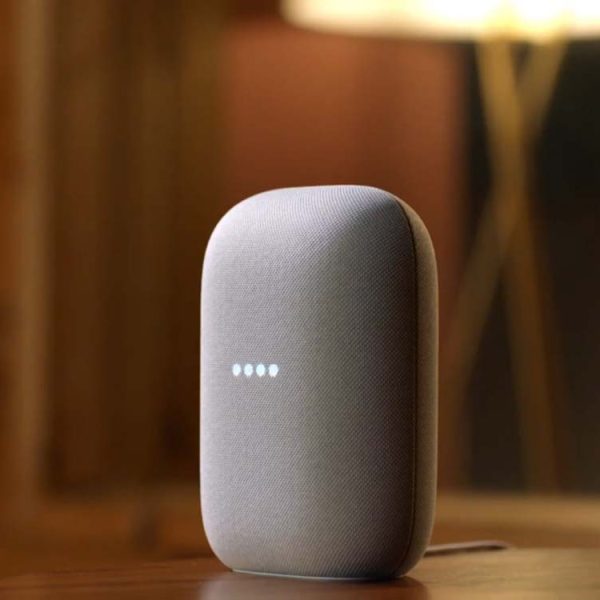 Votre enceinte connectée Google Nest clignote en bleu et en violet ? Rassurez-vous, ce n’est pas un bug