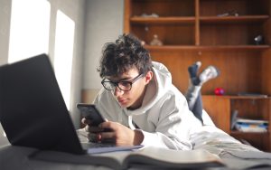 Ce nouveau défi TikTok pousse les élèves à mettre le feu à leur ordinateur, les écoles s’alarment