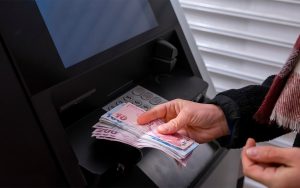 Revolut commence à installer des distributeurs automatiques de billets gratuits