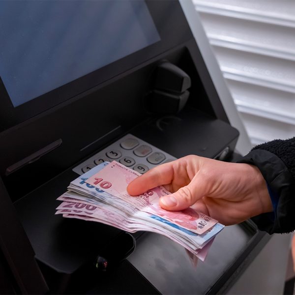 Revolut commence à installer des distributeurs automatiques de billets gratuits