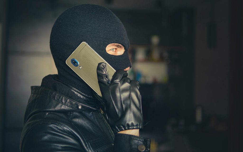 Ce numéro de téléphone est une arnaque, pourtant il apparaît sur des sites légitimes : comment est-ce possible ?