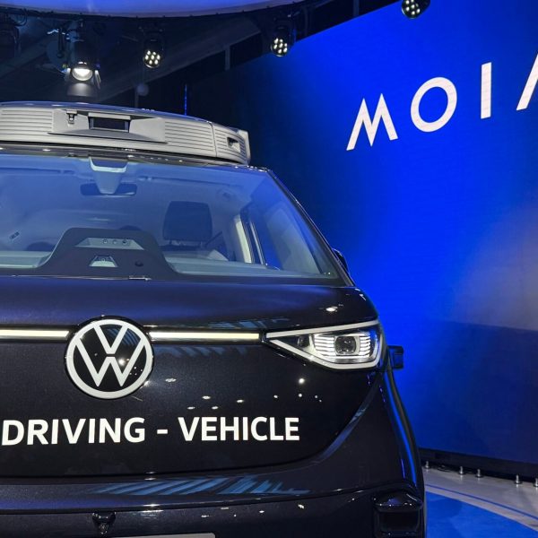 On a fait un tour dans le premier robot taxi de Volkswagen, l’ID. Buzz AD