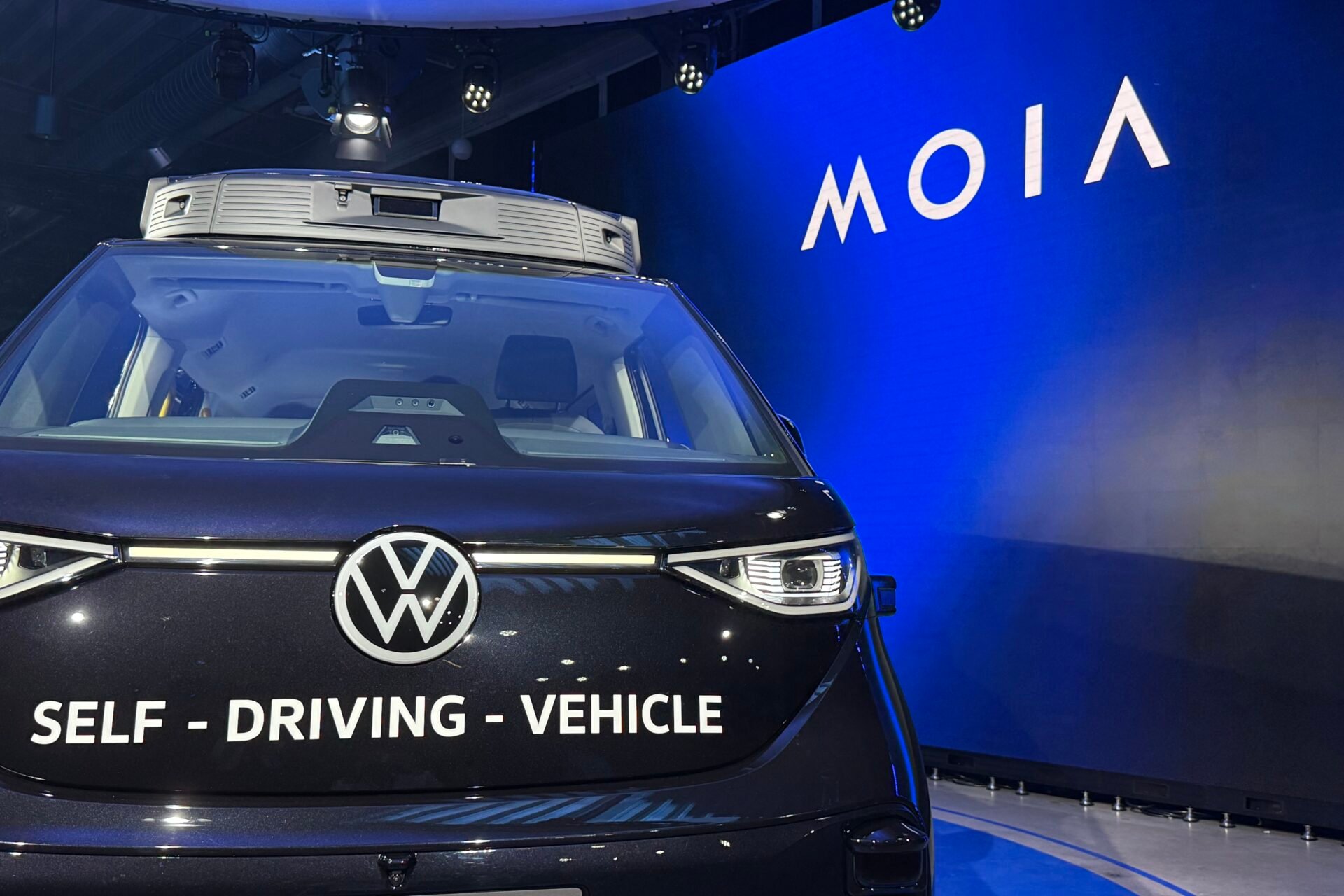 On a fait un tour dans le premier robot taxi de Volkswagen, l’ID. Buzz AD