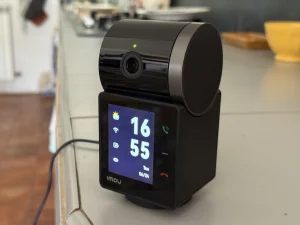 Cette camera parle, voit à 360°, suit vos chats et appelle Mamie. Oui oui