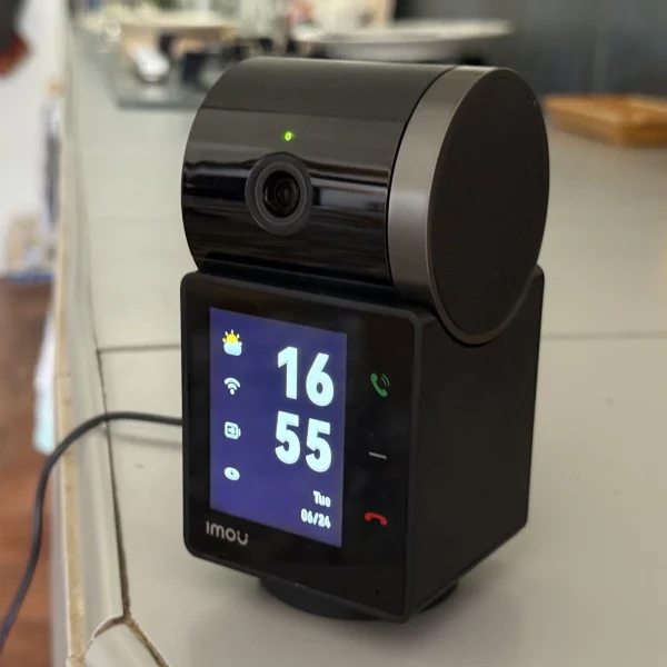 Cette camera parle, voit à 360°, suit vos chats et appelle Mamie. Oui oui