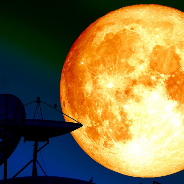 La Lune n’est pas grise, elle est recouverte de petite perles orange et on a enfin percé leur mystère