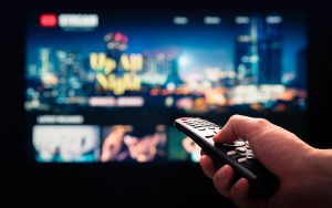 L’image est trop sombre sur votre TV dans certains films et séries ? Voici les réglages à changer