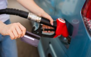 Attention à la station essence, ces escrocs ont une méthode infaillible pour voler votre carte bancaire pendant que vous faites le plein
