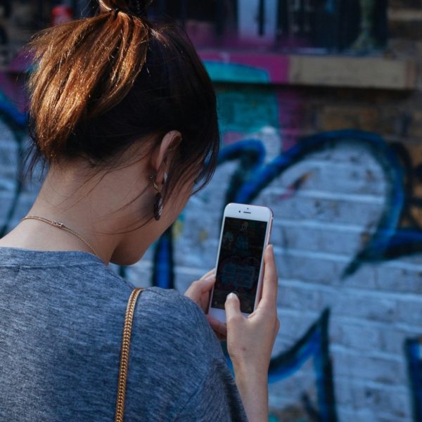 Après les réseaux sociaux, les smartphones bientôt interdits aux moins de 15 ans ?