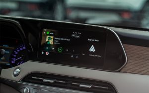Android Auto se met à jour : votre tableau de bord vous dira bientôt si votre repas Uber Eats sera à la maison avant vous
