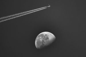 Avion Terre-Lune : combien de temps prendrait ce vol inimaginable ?