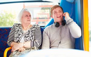 Faut-il une tolérance zéro contre ceux qui écoutent de la musique à fond dans les transports ? Ce voisin de la France y réfléchit fortement