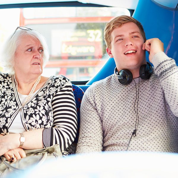 Faut-il une tolérance zéro contre ceux qui écoutent de la musique à fond dans les transports ? Ce voisin de la France y réfléchit fortement