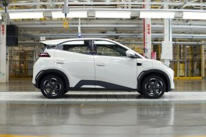 EXCLUSIF – BYD dévoile sa première voiture électrique européenne