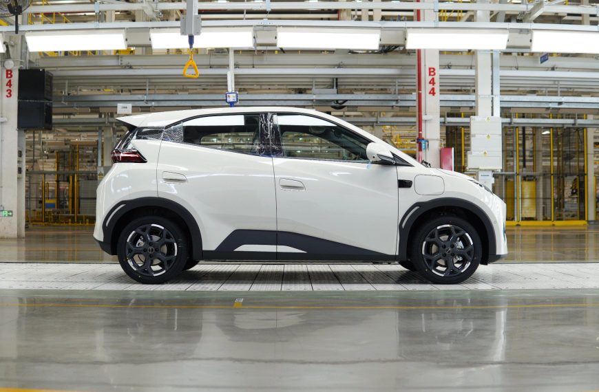 EXCLUSIF – BYD dévoile sa première voiture électrique européenne