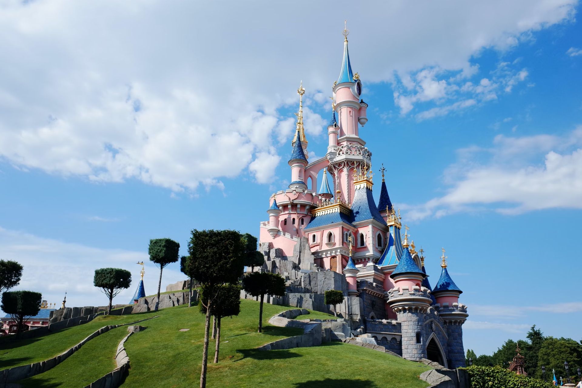 Fuite de données chez Disneyland Paris ? Des pirates diffusent « des milliers d’informations sensibles »
