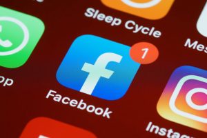 Des milliers de pubs malveillantes pour de l’IA inondent Facebook et LinkedIn