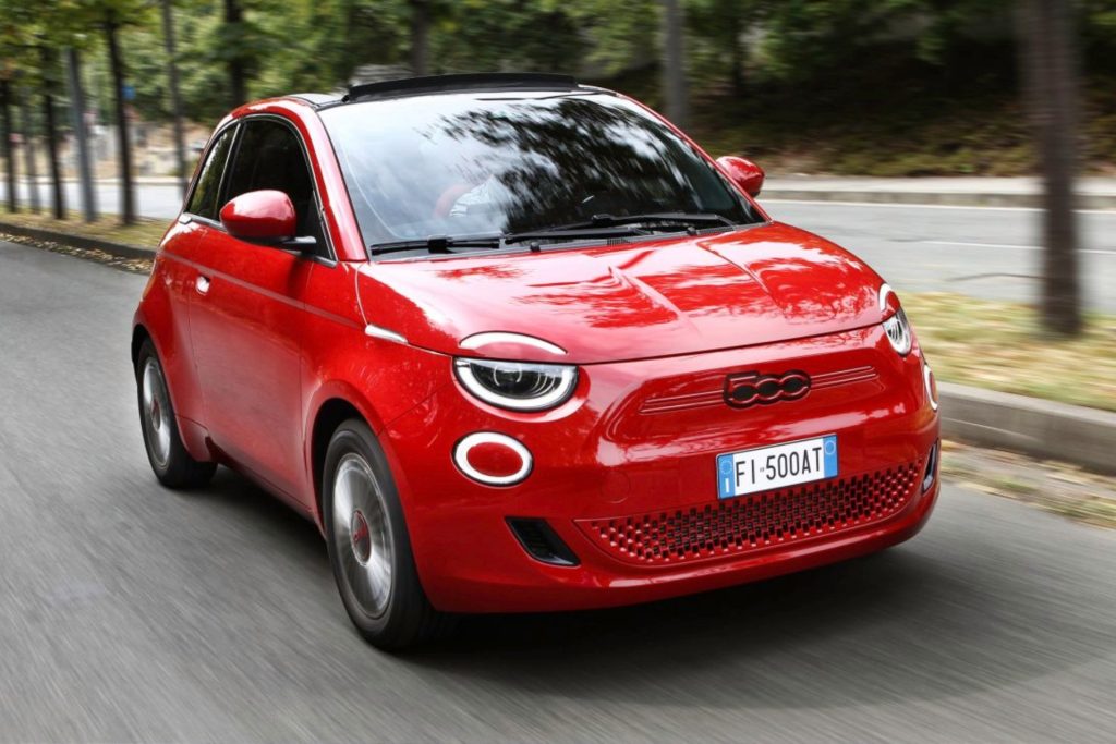 Une nouvelle Fiat 500e arrive en autopartage avec des batteries amovibles