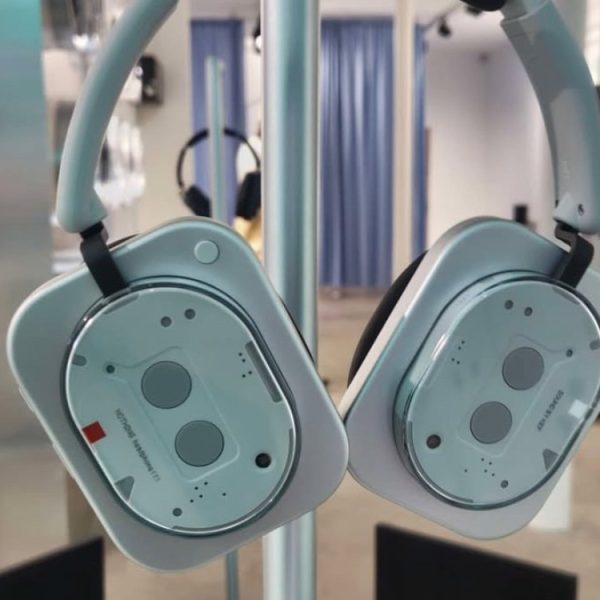 Le casque Nothing Headphone (1) se dévoile dans cette fuite avec un look rétro et transparent qu’on n’avait pas vu venir