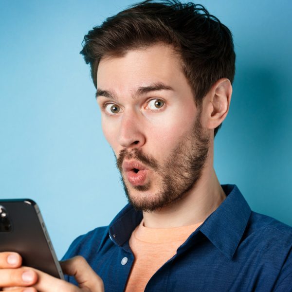 Cette application gay lance un assistant pour discuter (encore) moins, et ça risque de faire des émules