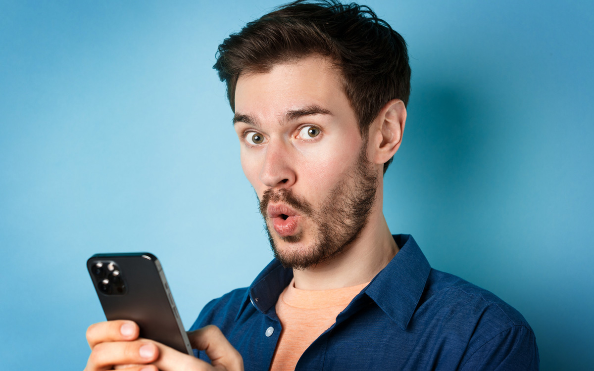 Cette application gay lance un assistant pour discuter (encore) moins, et ça risque de faire des émules
