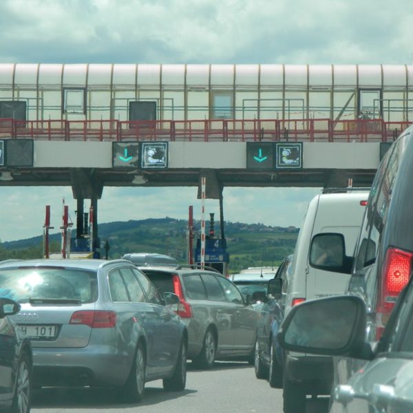 Arnaque aux péages : un « fléau grandissant » se propage en France à l’approche de l’été