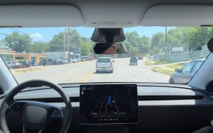 Ces vidéos hallucinantes montrent les Robotaxi de Tesla rouler à contre-sens dès leur premier jour