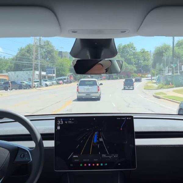 Ces vidéos hallucinantes montrent les Robotaxi de Tesla rouler à contre-sens dès leur premier jour