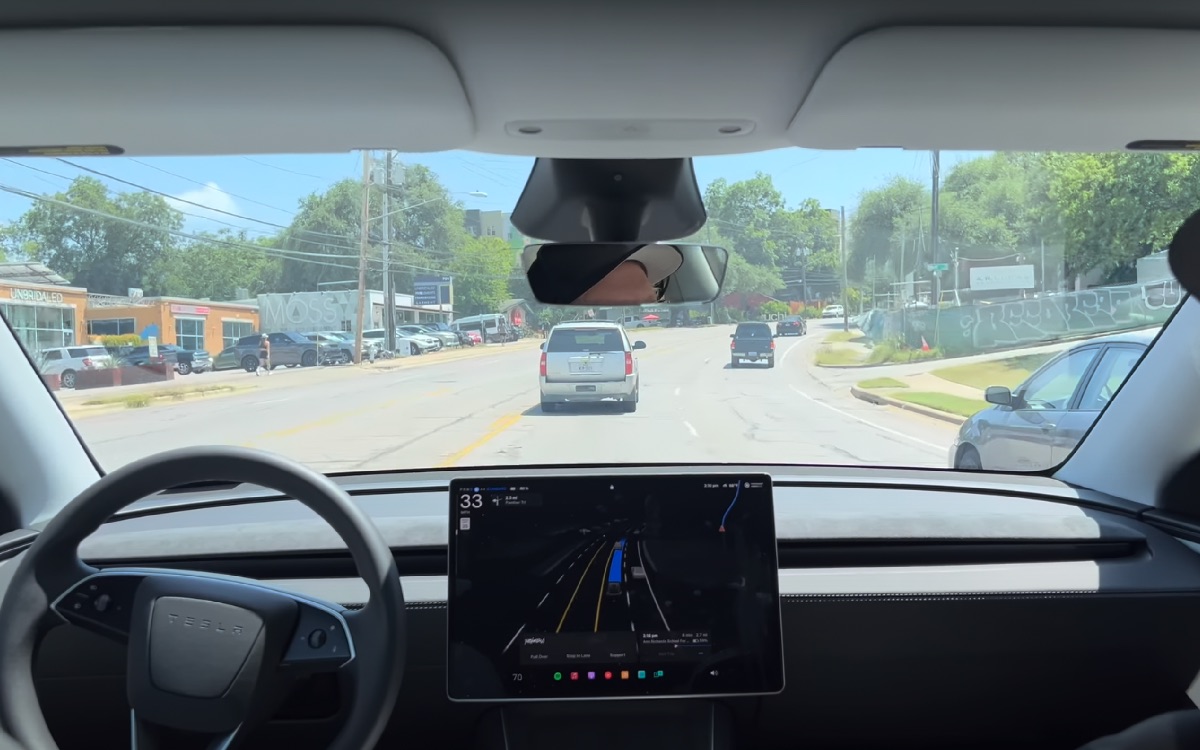 Ces vidéos hallucinantes montrent les Robotaxi de Tesla rouler à contre-sens dès leur premier jour