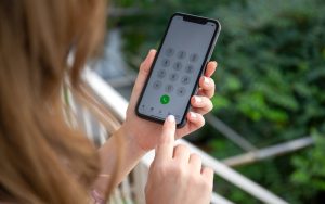 Vous voyagez à l’étranger ? Cette solution simple vous évite d’exploser votre forfait