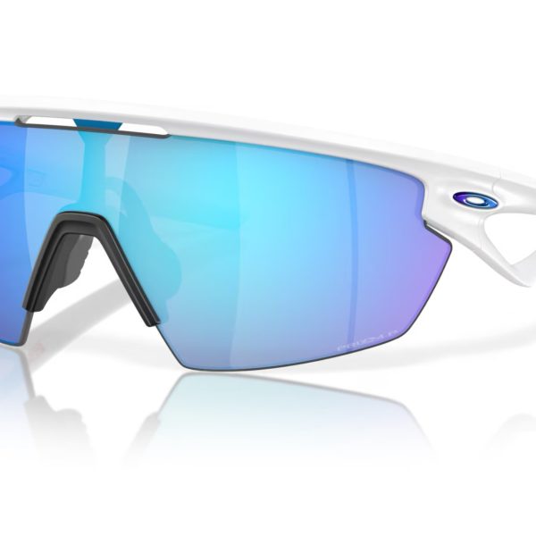 Après Ray-Ban, Meta aurait des lunettes connectées Oakley et Prada