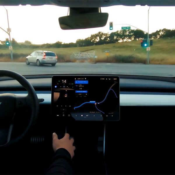 Votre Tesla se conduira-t-elle vraiment toute seule un jour ? Elon Musk admet qu’il vous a sans doute menti