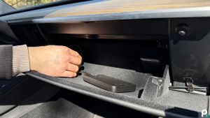Ouvrir la boîte à gants des Tesla sans code PIN est d’une simplicité inquiétante avec cette méthode