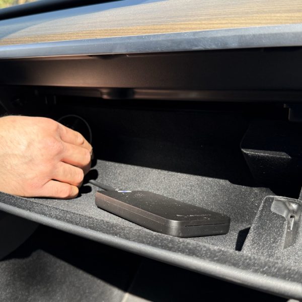 Ouvrir la boîte à gants des Tesla sans code PIN est d’une simplicité inquiétante avec cette méthode