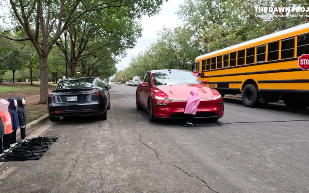 L’Autopilot des Tesla reste extrêmement dangereux : la preuve avec un train, et des enfants
