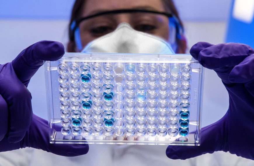 ChatGPT et les « armes biologiques » : OpenAI craint que l’IA facilite la création de nouveaux virus